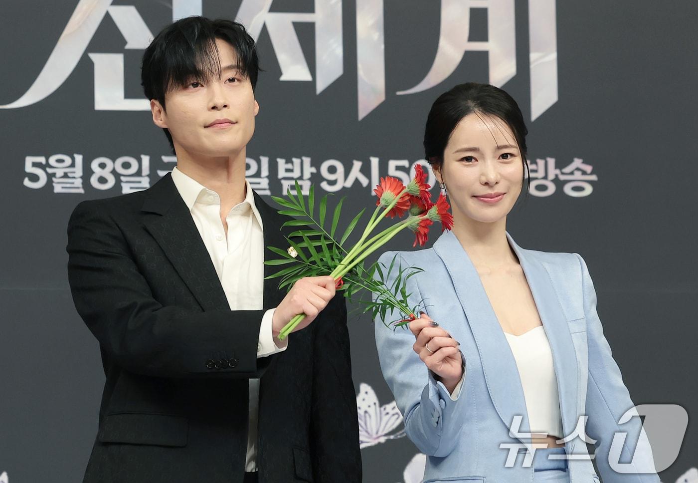 본문 이미지 - 배우 허남준과 임지연(오른쪽)이 7일 서울 양천구 목동SBS에서 열린 SBS 새 금토드라마 '멋진 신세계'(극본 강현주/ 연출 한태섭) 제작발표회에 참석해 포즈를 취하고 있다. '멋진 신세계'는 희대의 조선 악녀 영혼이 씌어 '악질'로 변한 무명배우 신서리(임지연 분)와 자본주의가 낳은 괴물이라 불리는 악질재벌 차세계(허남준 분)의 일촉즉발 전쟁 같은 로맨스 코미디 드라마다. 2026.5.7 ⓒ 뉴스1 권현진 기자