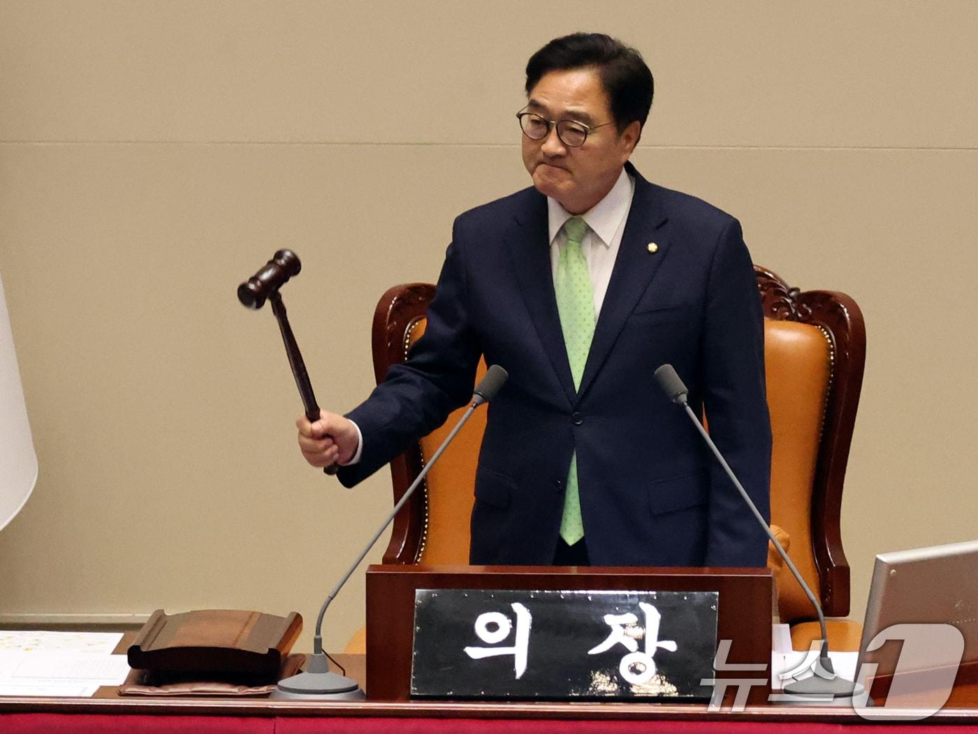 본문 이미지 - 우원식 국회의장이 7일 오후 서울 여의도 국회에서 열린 제435회 국회(임시회) 제1차 본회의에서 의사봉을 두드리고 있다. 2026.5.7 ⓒ 뉴스1 황기선 기자