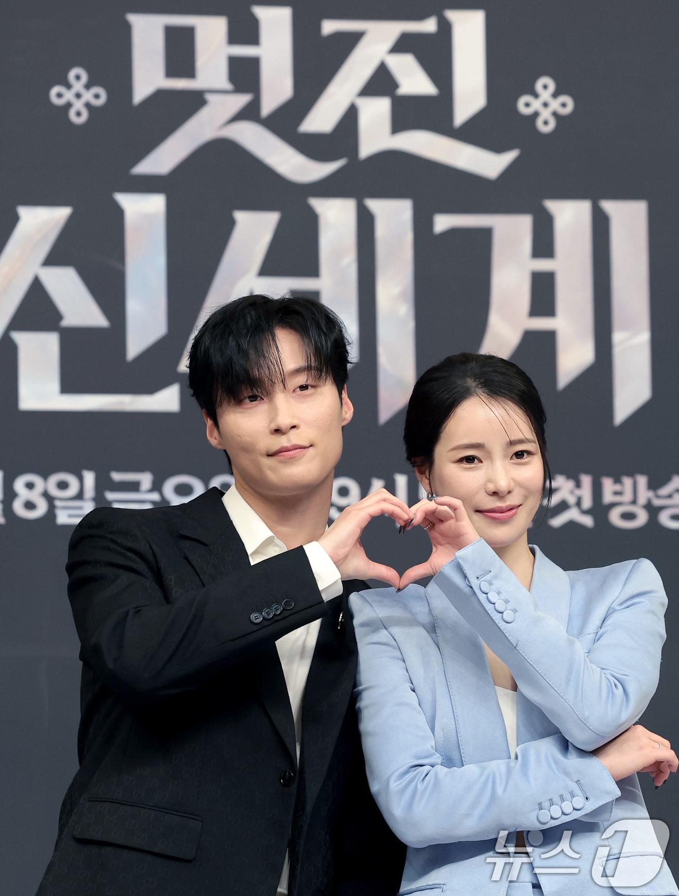 본문 이미지 - 배우 허남준과 임지연(오른쪽)이 7일 서울 양천구 목동SBS에서 열린 SBS 새 금토드라마 '멋진 신세계'(극본 강현주/ 연출 한태섭) 제작발표회에 참석해 포즈를 취하고 있다. '멋진 신세계'는 희대의 조선 악녀 영혼이 씌어 '악질'로 변한 무명배우 신서리(임지연 분)와 자본주의가 낳은 괴물이라 불리는 악질재벌 차세계(허남준 분)의 일촉즉발 전쟁 같은 로맨스 코미디 드라마다. 2026.5.7 ⓒ 뉴스1 권현진 기자