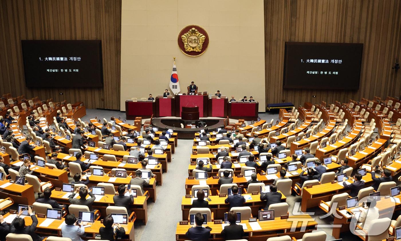 본문 이미지 - 7일 오후 서울 여의도 국회에서 열린 제435회 국회(임시회) 제1차 본회의에서 대한민국헌법 개정안이 상정되고 있다. 2026.5.7 ⓒ 뉴스1 황기선 기자