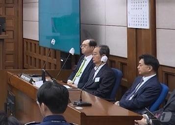 본문 이미지 - 한덕수 전 총리가 서울 서초구 서울고등법원에서 열린 내란우두머리방조 등 2심 선고 공판에 출석하고 있다. (서울고등법원 제공. 재판매 및 DB 금지) 2026.5.7 ⓒ 뉴스1