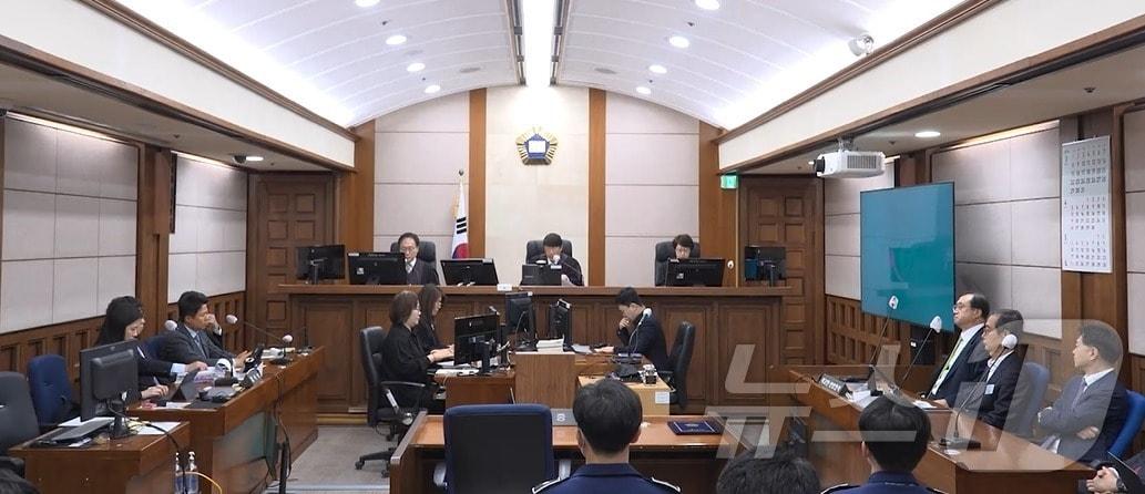 본문 이미지 - 한덕수 전 총리가 7일 오전 서울 서초구 서울고등법원에서 열린 내란우두머리방조 등 2심 선고 공판에 출석하고 있다. (서울고등법원 제공. 재판매 및 DB 금지) 2026.5.7 ⓒ 뉴스1