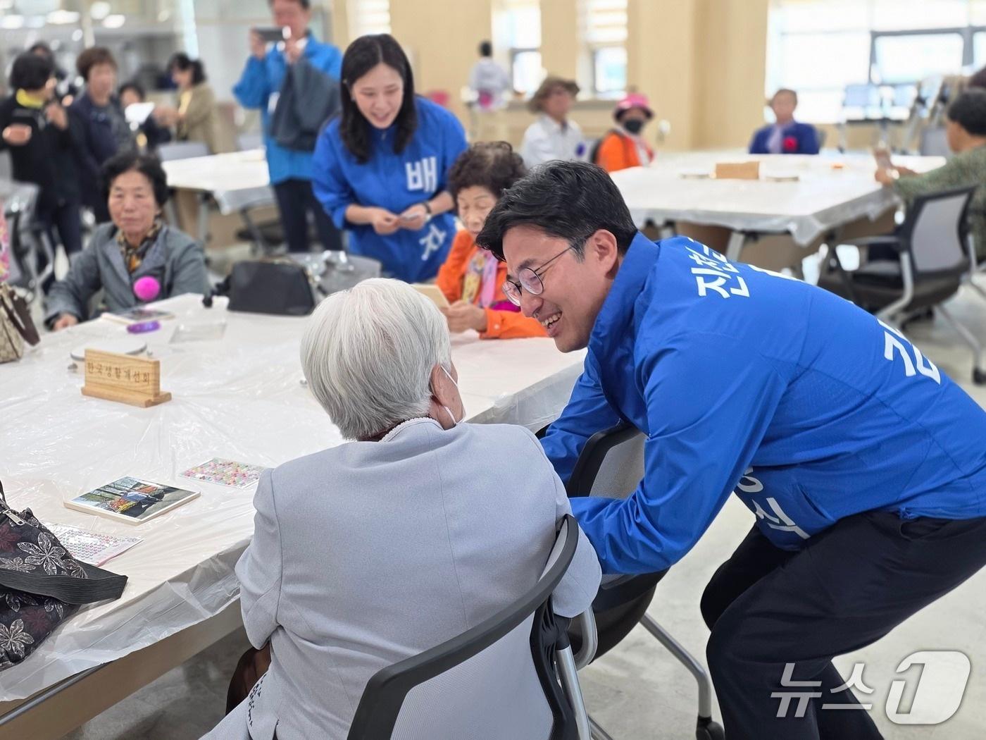 본문 이미지 - 김명식 민주당 진천군수 후보가 7일 복합커뮤니티센터에서 어르신에게 인사를 하고 있다.(김명식 선거사무소 제공. 재판매 및 db금지)/뉴스1