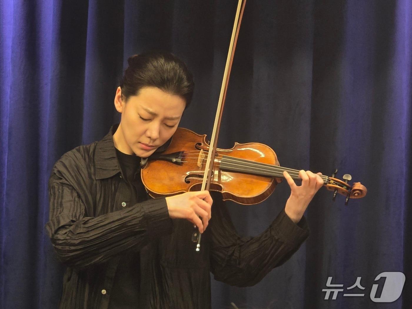 본문 이미지 - 7일 진행된 기자간담회에서 클라라 주미 강이 연주를 시연하고 있다. ⓒ 뉴스1 김정한 기자
