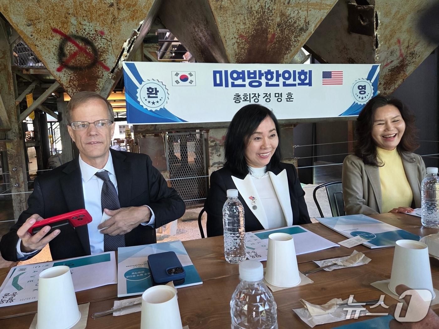 본문 이미지 - 정명훈 미연방한인회장(가운데)의 충주 에네스티 방문(독자 제공. 재판매 및 DB금지)/뉴스1
