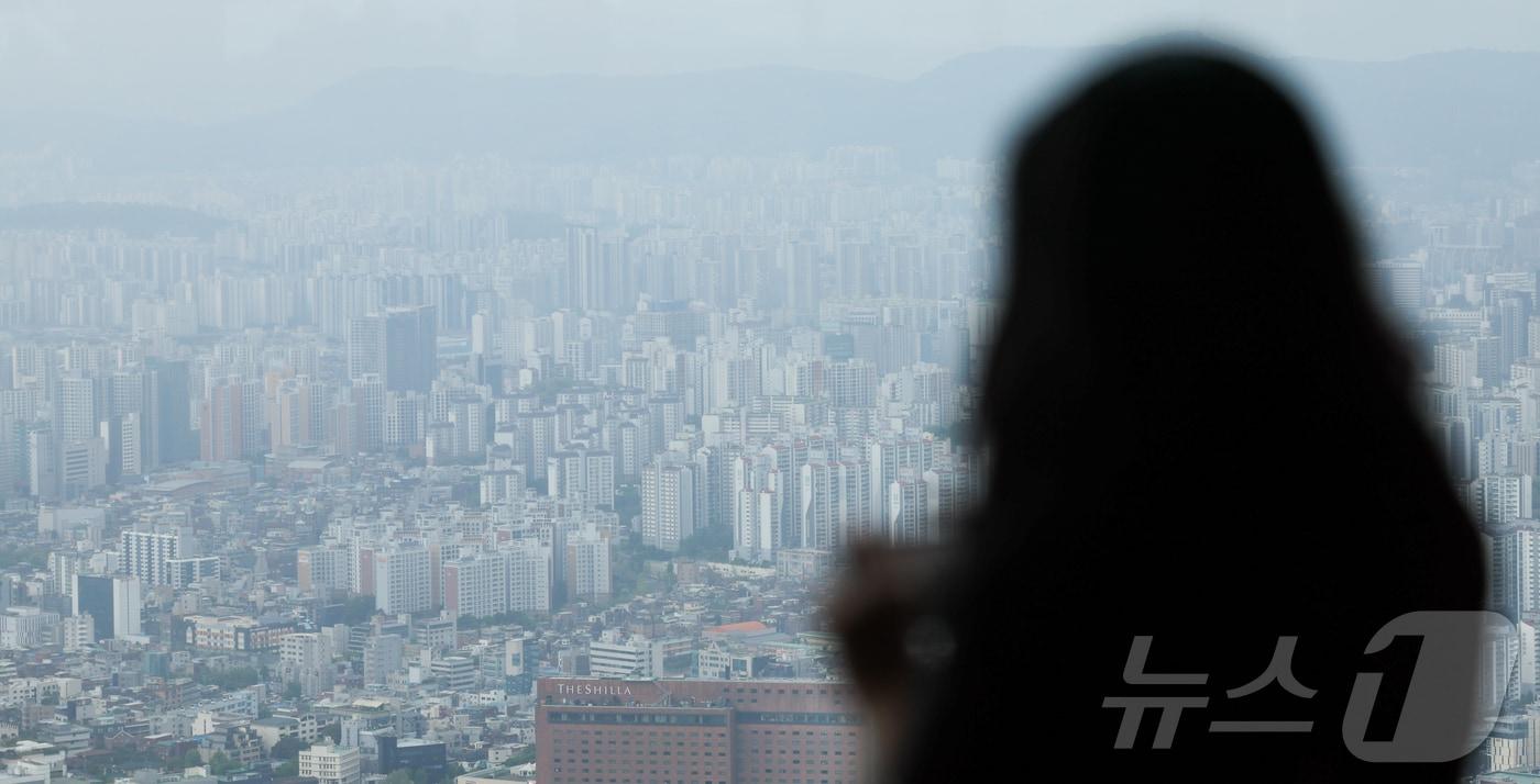 본문 이미지 - 서울 남산타워 전망대에서 바라본 서울 시내 아파트 단지의 모습. 2026.5.7 ⓒ 뉴스1 이종수 인턴기자