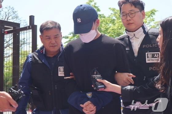 본문 이미지 - 구속 전 피의자심문(영장실질심사)을 받으러 가는 A 군(자료사진)