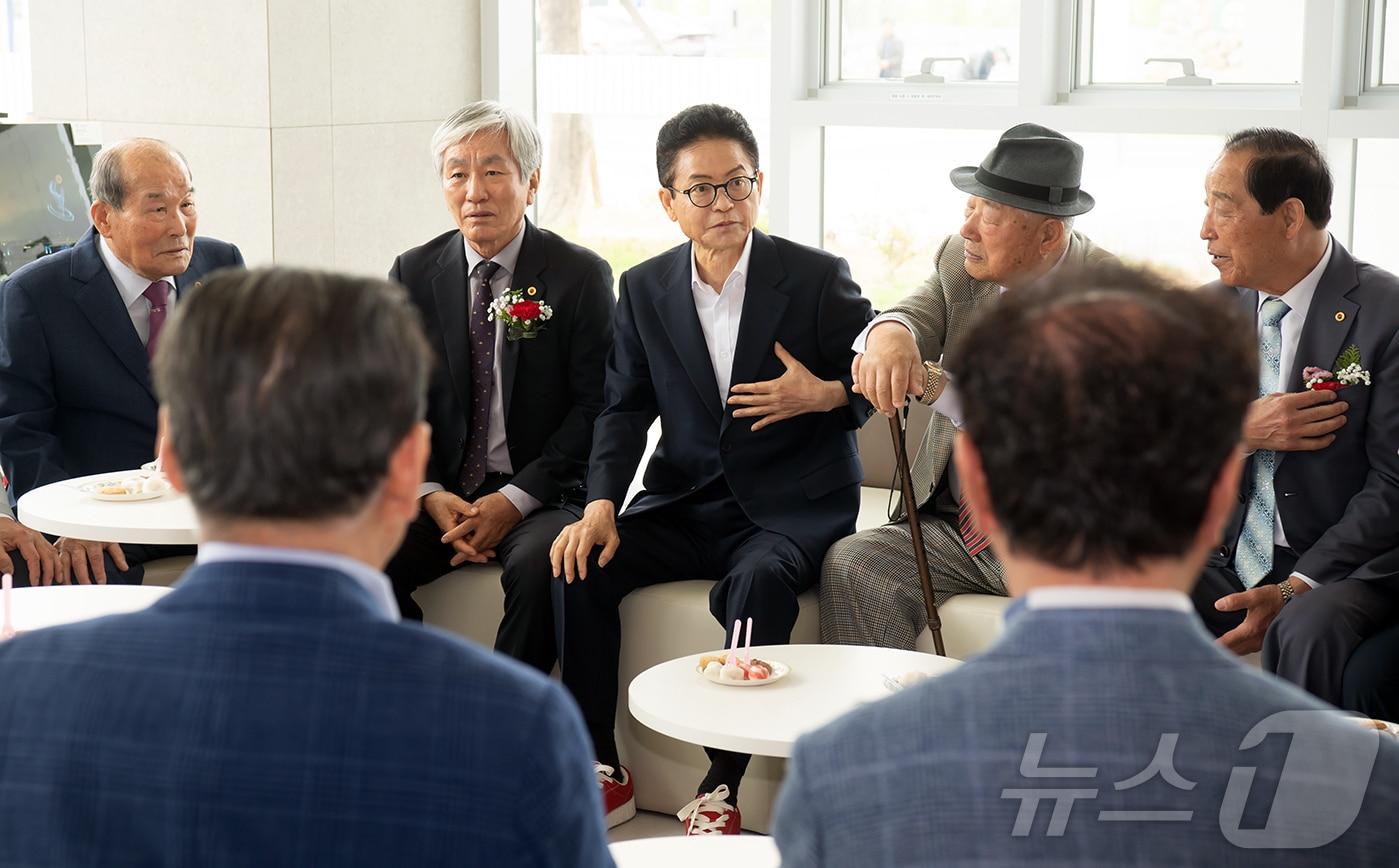 본문 이미지 - 국민의힘 이철우 경북도지사 후보는 7일 경북도 인재개발원에서 열린 제54회 어버이날 기념식에 참석해 복지·돌봄·보훈·의료 분야 10대 공약을 발표했다. /뉴스1