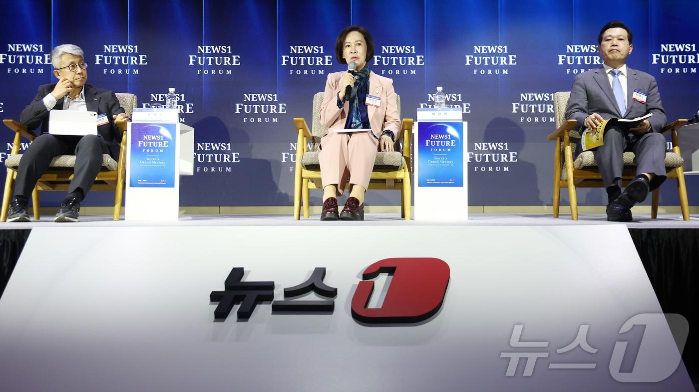 본문 이미지 - 이인선 국민의힘 의원이 7일 서울 여의도 페어몬트 앰배서더 호텔에서 열린 뉴스1 미래포럼 세션3 대한민국 균형발전의 새로운 대안 지방통합시대를 주제로 한 패널 토론에서 발언하고 있다. 왼쪽부터 좌장인 정재훈 서울여대 사회복지학과 교수, 이 의원, 하혜수 경북대 행정학부 교수. 2026.5.7 ⓒ 뉴스1 김민지 기자