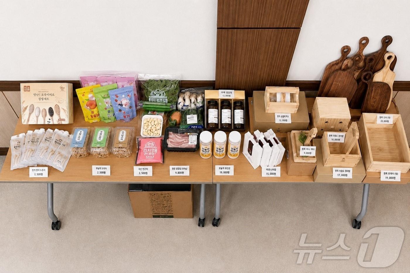 본문 이미지 - 군위군은 지난 6일 ‘2026년 제1회 고향사랑기부 답례품 선정위원회’를 열고 로컬푸드 꾸러미, 오곡쉐이크, 밥꽃약과, 목공예품 등 신규 답례품 10종을 선정했다. /뉴스1