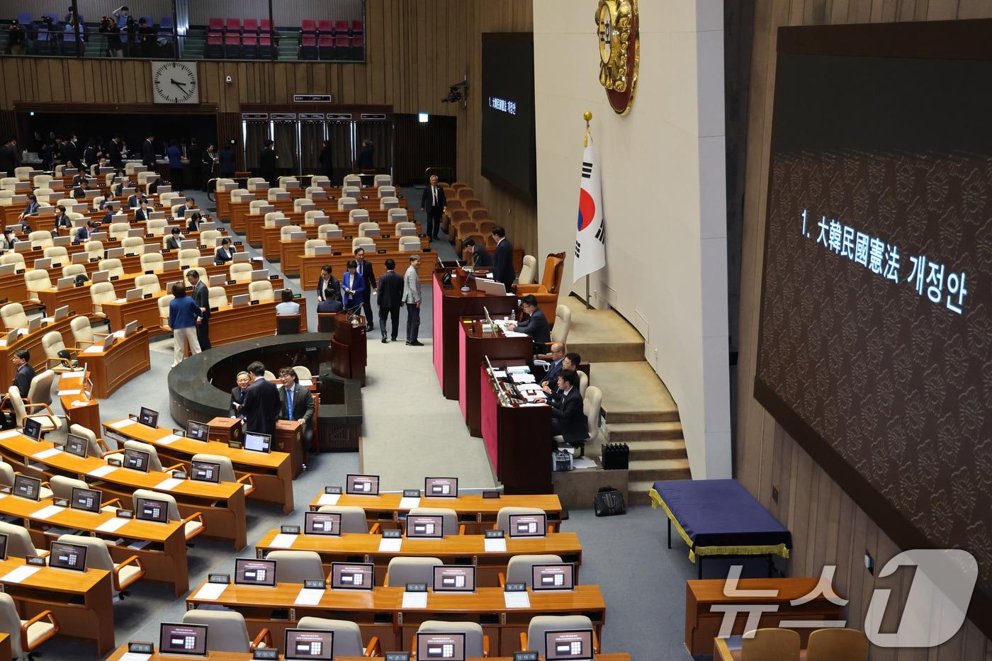 본문 이미지 - 국민의힘 제외한 국회의원들이 7일 서울 여의도 국회에서 열린 제435회국회(임시회) 제1차 본회의에서 대한민국헌법 개정안에 대한 투표를 하고 있다. 2026.5.7 ⓒ 뉴스1 신웅수 기자