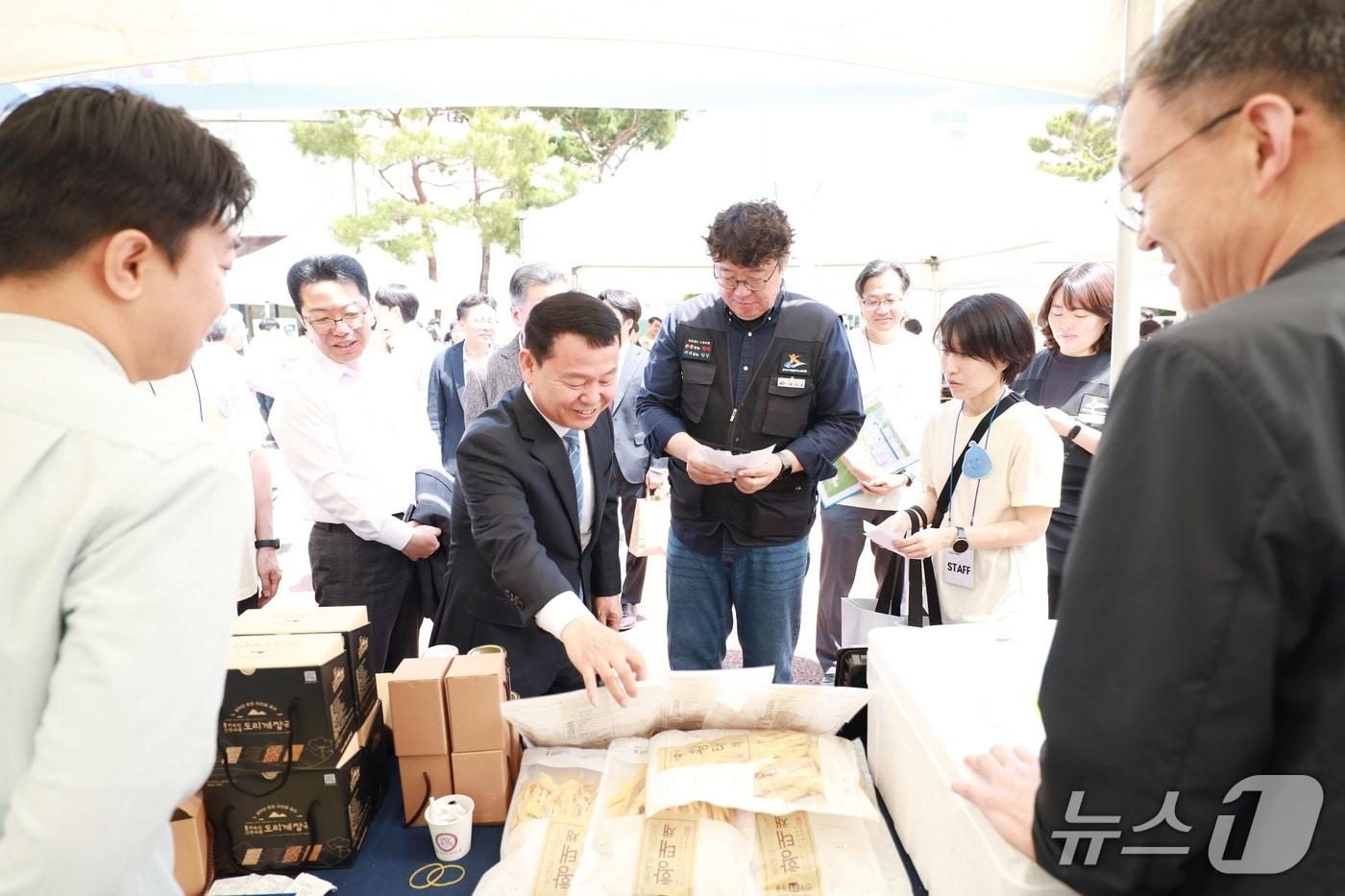본문 이미지 -  윤석대 한국수자원공사 사장(사진 가운데 왼쪽)과 박기찬 한국수자원공사노동조합 위원장(사진 가운데 오른쪽)이 농특산물(황태채) 홍보 부스를 방문하고 있다.(한국수자원공사 제공.재판매 및 DB금지)/뉴스1