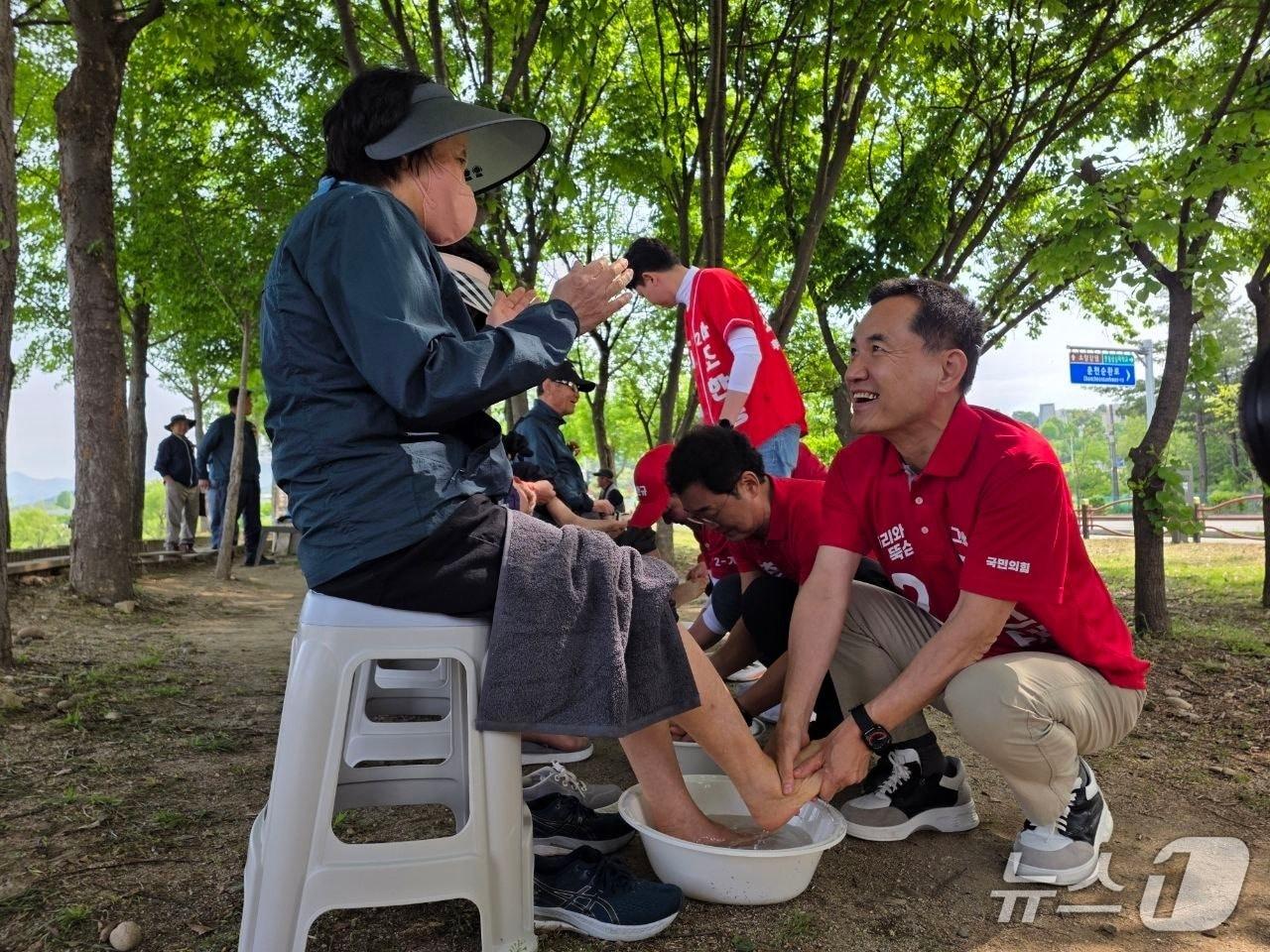 본문 이미지 - 7일 김진태 국민의힘 강원도지사 예비후보가 어르신들의 발을 직접 씻겨드리는 '효사랑 세족식'을 진행하고 있다.(김진태 후보 측 제공. 재판매 및 DB금지)/뉴스1