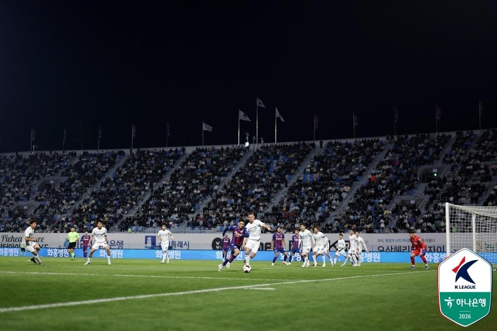 본문 이미지 - 2025-26 AWCL 준결승과 결승전이 펼쳐질 수원종합운동장.(한국프로축구연맹 제공)