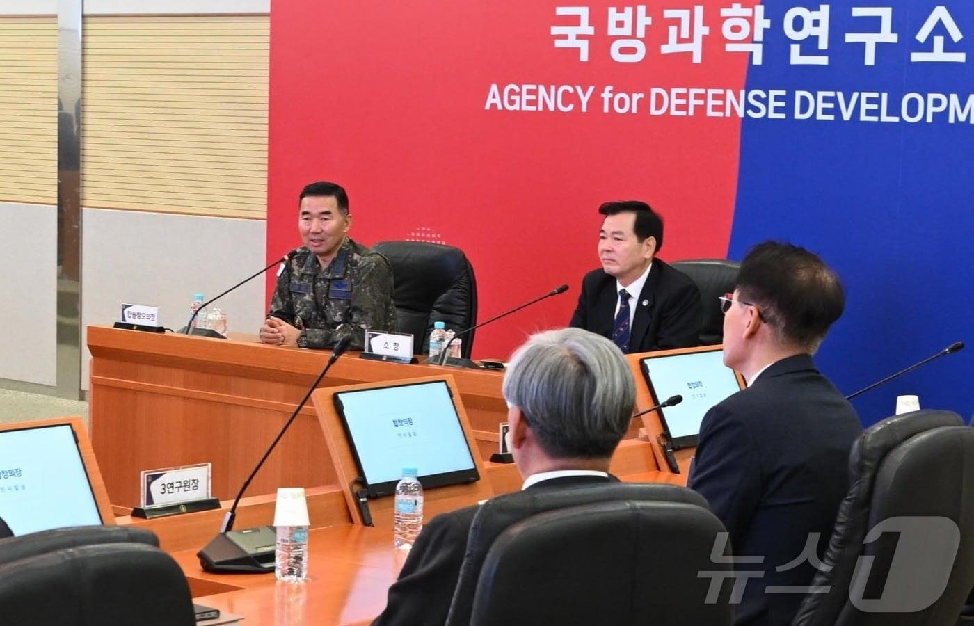 본문 이미지 - 진영승 합참의장이 7일 대전 유성구 국방과학연구소에서 이건완 국방과학연구소장(앞줄 왼쪽 일곱 번째) 및 연구원들과 첨단과학기술 기반 자주국방력 확보 방안에 대한 현장토의를 하고 있다. (합동참모본부 제공. 재판매 및 DB 금지)