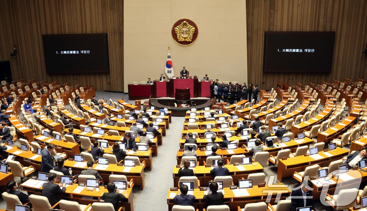 본문 이미지 - 7일 오후 서울 여의도 국회에서 열린 제435회 국회(임시회) 제1차 본회의에서 대한민국헌법 개정안이 국민의힘 의원 불참으로 투표가 불성립 되고 있다. 2026.5.7 ⓒ 뉴스1 황기선 기자
