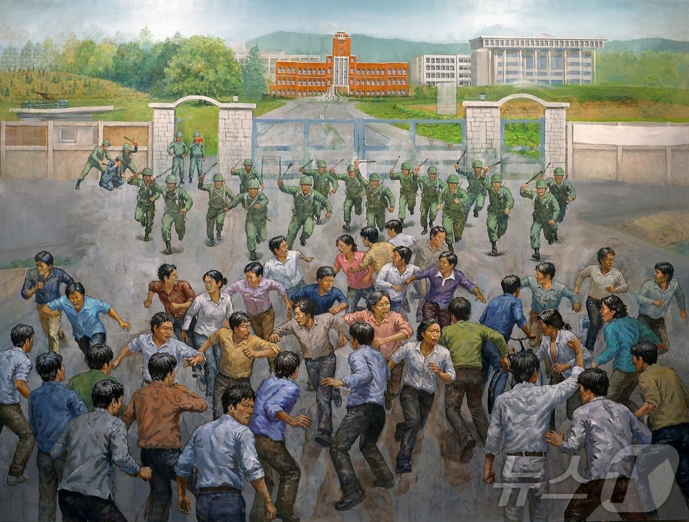 본문 이미지 - 5·18민주화운동 당일인 1980년 5월 18일 전남대 앞 상황 그린 그림. 당시 상황을 기록한 사진이 없는 점을 고려해 전남대학교 총동창회가 복원화를 제작하고 있다.(전남대 총동창회 제공. 재배포 및 DB 금지)