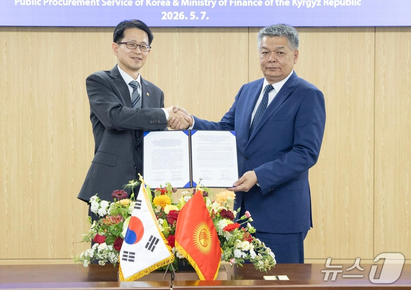본문 이미지 - 백승보 조달청장(왼쪽)과 키르기스스탄 재무부 차관이 7일 정부대전청사에서 '한국형 전자조달 시스템 개선사업'에 대한 협의의사록을 체결하고 기념촬영을 하고 있다. (조달청 제공.재판매 및 DB금지)/뉴스1