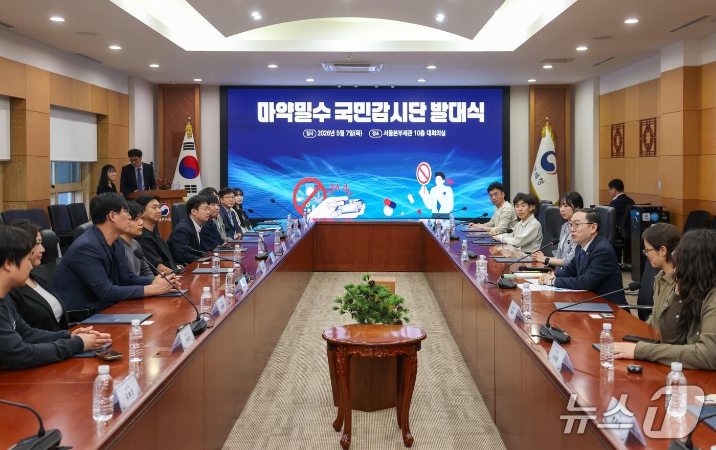 본문 이미지 - 이명구 관세청장(오른쪽 세 번째)이 7일 서울세관에서 열린 마약밀수 국민감시단 발대식에서 위촉된 감시단원들과 이야기를 나누고 있다.(관세청 제공.재판매 및 DB금지)/뉴스1