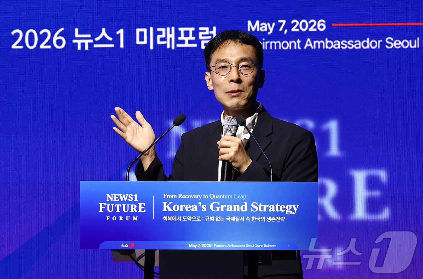 본문 이미지 - 주시현 현대자동차 로보틱스 지능개발실 상무가 7일 서울 여의도 페어몬트 앰배서더 호텔에서 열린 뉴스1 미래포럼에서 Robotics for Industry and Humanity: 피지컬 AI의 연구 현황과 방향을 주제로 기조강연을 하고 있다. 2026.5.7 ⓒ 뉴스1 김민지 기자