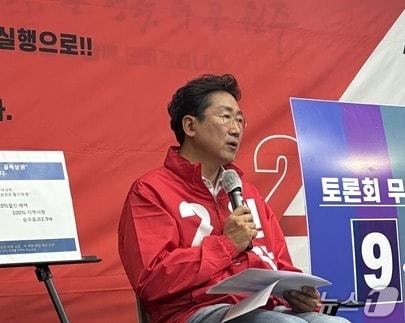 본문 이미지 - 원강수 국민의힘 민선 9기 강원 원주시장 예비후보가 7일 원주시청에서 회견을 열고 지역화폐 공약을 발표하고 있다. (원강수 후보 캠프 제공. 재판매 및 DB금지) 2026.5.7/뉴스1