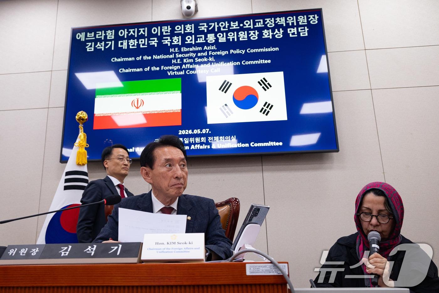 본문 이미지 - 김석기 국회 외교통일위원장이 7일 서울 여의도 국회에서 에브라힘 아지지 이란 의회 국가안보·외교정책위원장과 통화하고 있다. 2026.5.7 ⓒ 뉴스1 유승관 기자