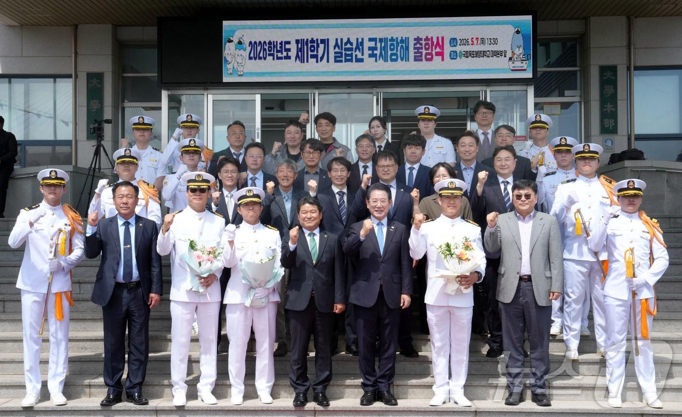 본문 이미지 - 김영록 전남도지사가 7일 목포해양대 부두서 열린 ‘목포해양대 26학년도 1학기 국제항해 출항식’ 행사에서 내빈들과 기념촬영을 하고 있다.(전남도 제공. 재판매 및 DB금지) 2026.5.7 ⓒ 뉴스1 