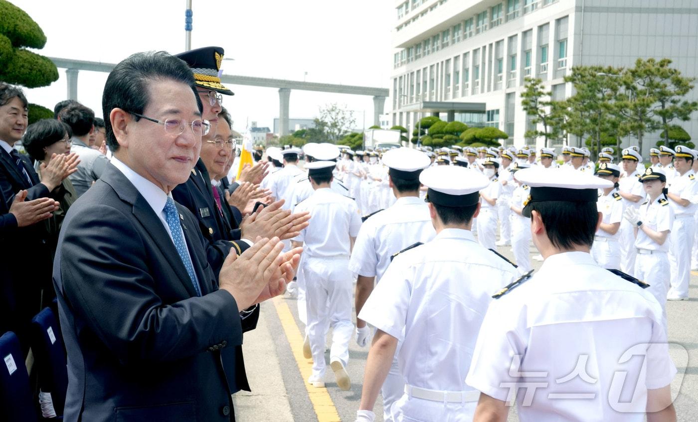 본문 이미지 - 김영록 전라남도지사가 7일 목포해양대 부두서 열린 ‘목포해양대 26학년도 1학기 국제항해 출항식’ 행사에서 실습생들을 환송하고 있다.(전남도 제공. 재판매 및 DB금지) 2026.5.7 ⓒ 뉴스1