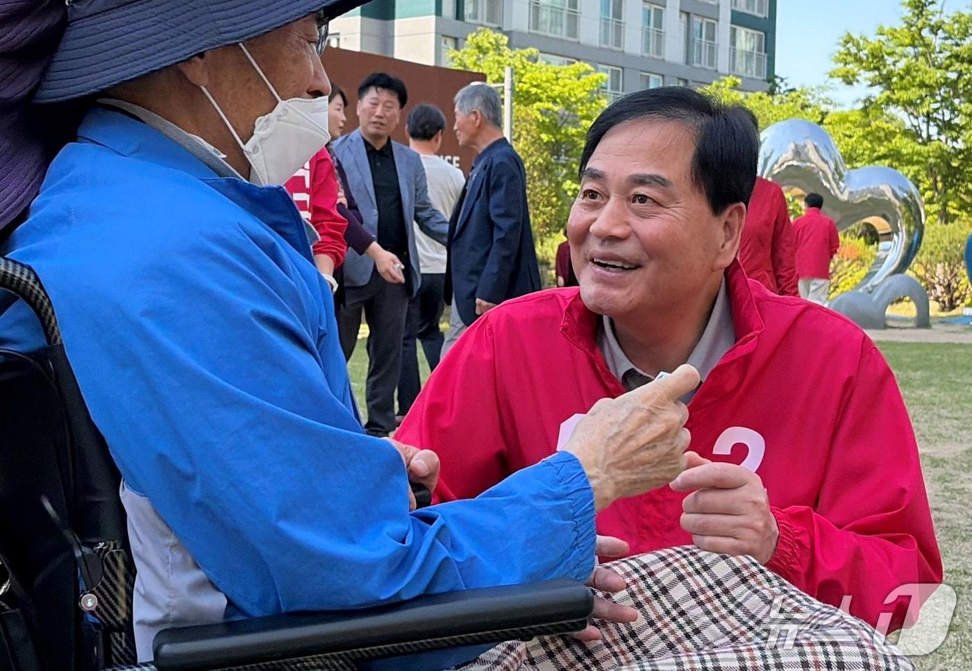 본문 이미지 - 배낙호 국민의힘 김천시장 예비후보가 7일 어르신들을 찾아 지지를 호소하고 있다. (배낙호 캠프 제공. 재판매 및 DB금지)/뉴스1
