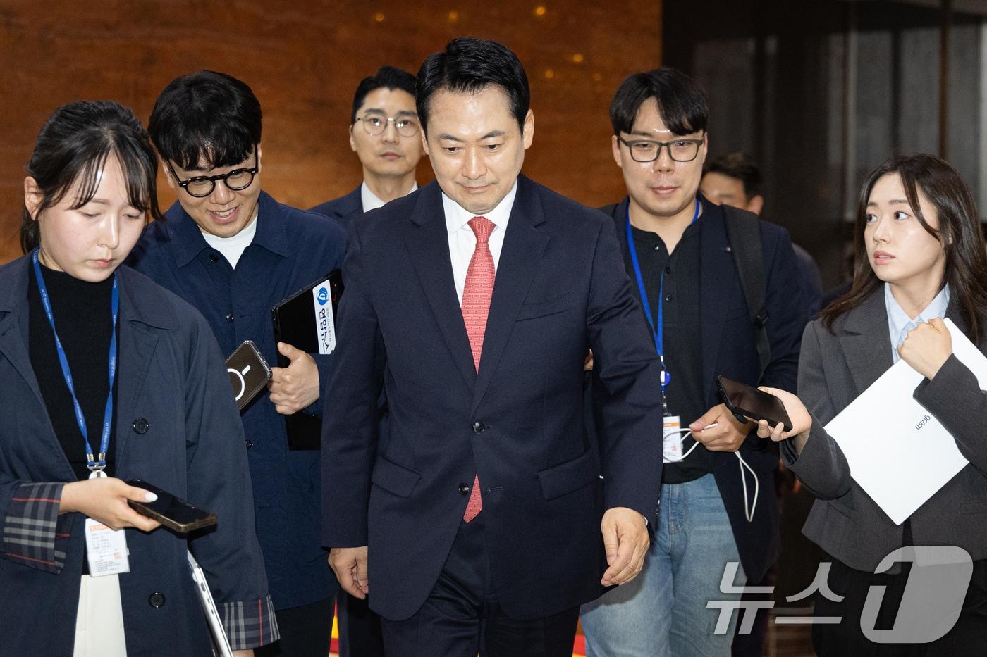 본문 이미지 - 장동혁 국민의힘 대표가 지난 7일 서울 여의도 국회에서 당대표실을 나와 본회의장으로 향하고 있다. 2026.5.7 ⓒ 뉴스1 유승관 기자