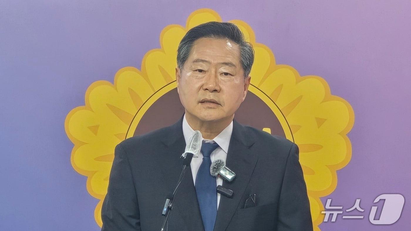 본문 이미지 - 7일 오후 세종시의회 대회의실에서 기자회견하는 원성수 세종교육감 예비후보. / 뉴스1