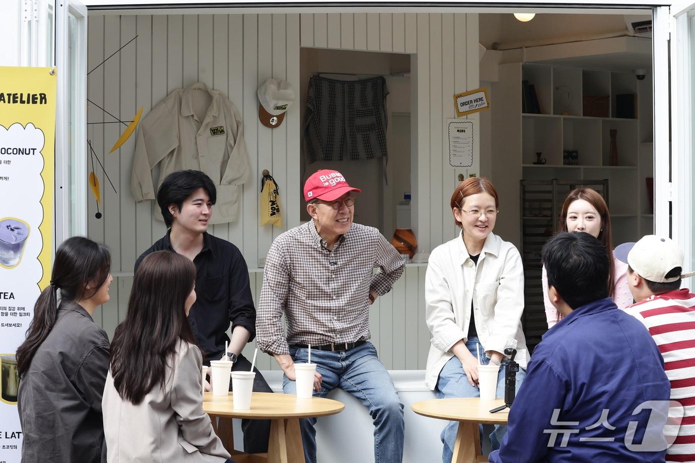 본문 이미지 - 박형준 후보가 7일 부산대학교 인근 베이커리 카페 '바우 버터 아틀리에'에서 열린 간담회에서 청년 창업가와 대학생들과 대화를 나누고 있다.(박형준 선거캠프 제공. 재판매 및 DB금지)