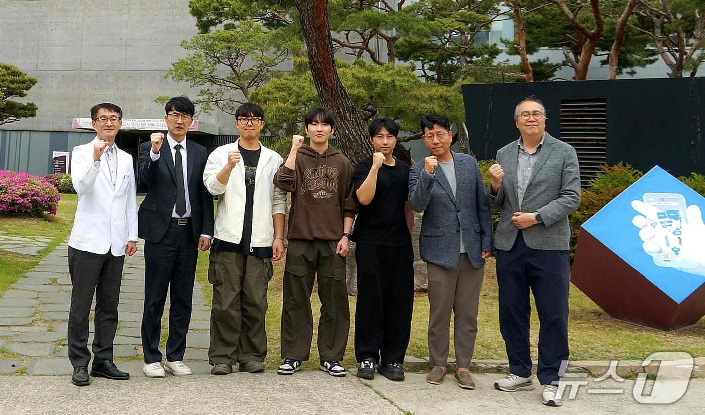 본문 이미지 - '방사성동위원소 취급자 일반면허' 시험에 합격한 대구보건대 방사선학과 재학생과 교수진이 기념촬영을 하고 있다. 왼쪽 세번째부터 정동섭, 송은호, 서지민 학생. (대구보건대 제공. 재판매 및 DB금지)