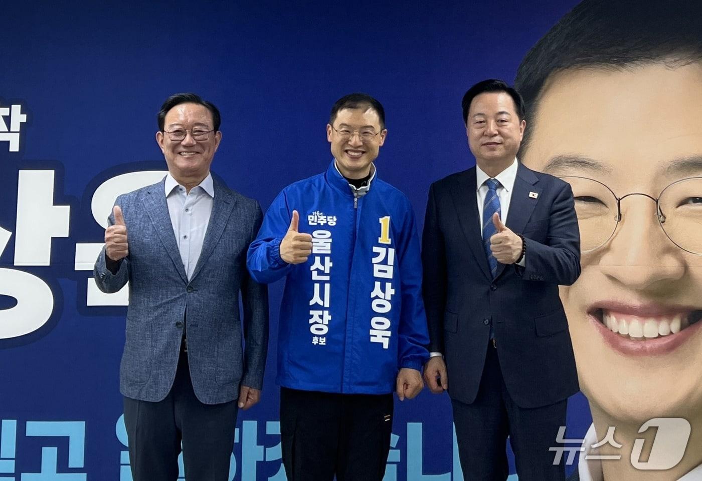 본문 이미지 - 왼쪽부터 송철호 전 울산시장, 김상욱 전 의원, 김두관 전 경남지사가 기념사진을 찍고 있다.(김상욱 후보 캠프 제공. 재판매 및 DB금지)/뉴스1
