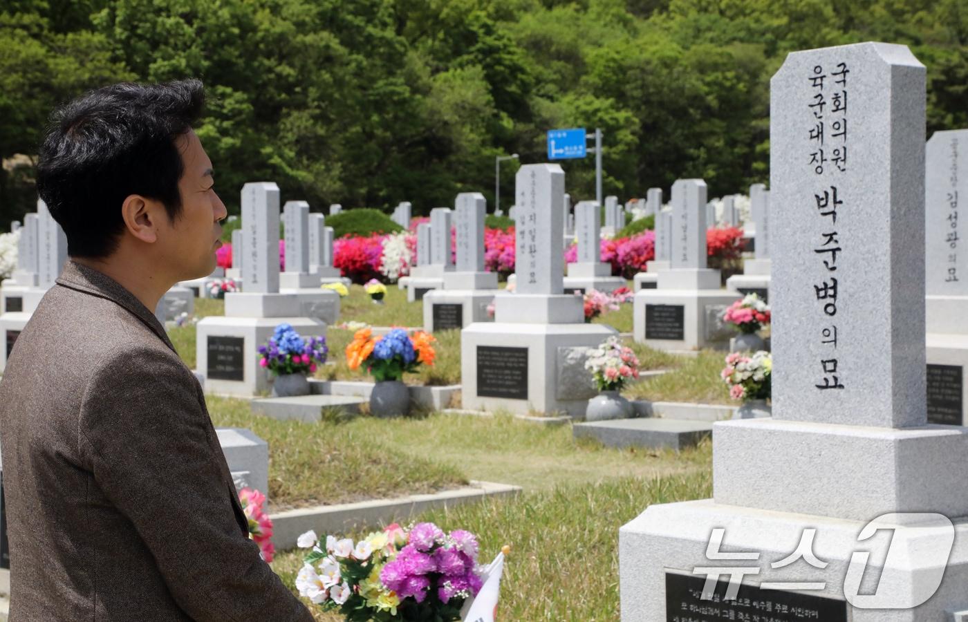 본문 이미지 -  대전현충원 박준병 육군대장 묘역  ⓒ 뉴스1 이수민 기자