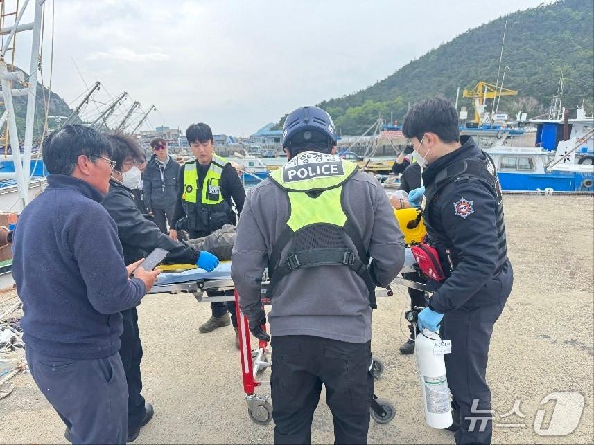 본문 이미지 - 군산해경이 광대도에서 산책로 공사를 하다 추락한 작업자를 인근 항구로 긴급 이송하고 있다.(군산해경 제공. 재판매 및 DB금지)