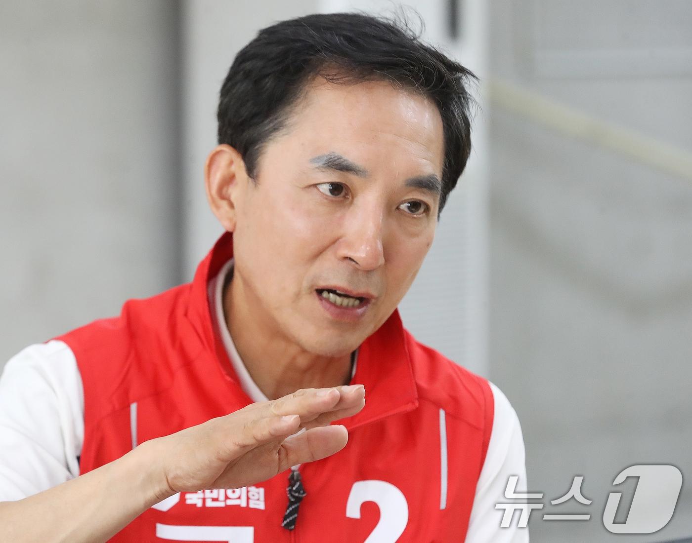 본문 이미지 - 부산 북구갑 국회의원 보궐선거에 출마한 박민식 국민의힘 후보가 지난 7일 부산 북구 선거사무소에서 뉴스1과 인터뷰를 하고 있다. ⓒ 뉴스1 윤일지 기자