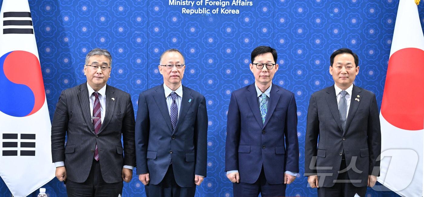 본문 이미지 - 박윤주 외교부 1차관과 이두희 국방부 차관이 지난 7일 서울 종로구 외교부 청사에서 열린 제14차 한일 안보정책협의회에 앞서 후나코시 다케히로 일본 외무성 사무차관, 카노 코지 방위심의관과 기념촬영을 하고 있다. (외교부 제공. 재판매 및 DB 금지) 2026.5.7 ⓒ 뉴스1