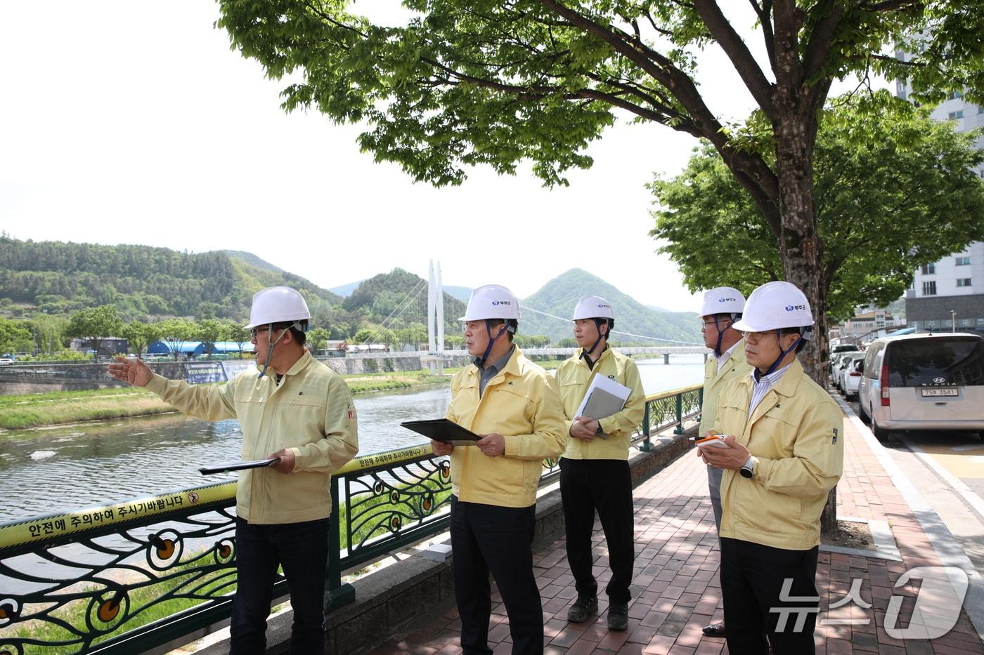 본문 이미지 - 전북 무주군 관계자들이 7일 남대천교 보수·보강공사 현장을 찾아 안전점검을 하고 있다.(무주군 제공. 재판매 및 DB 금지)
