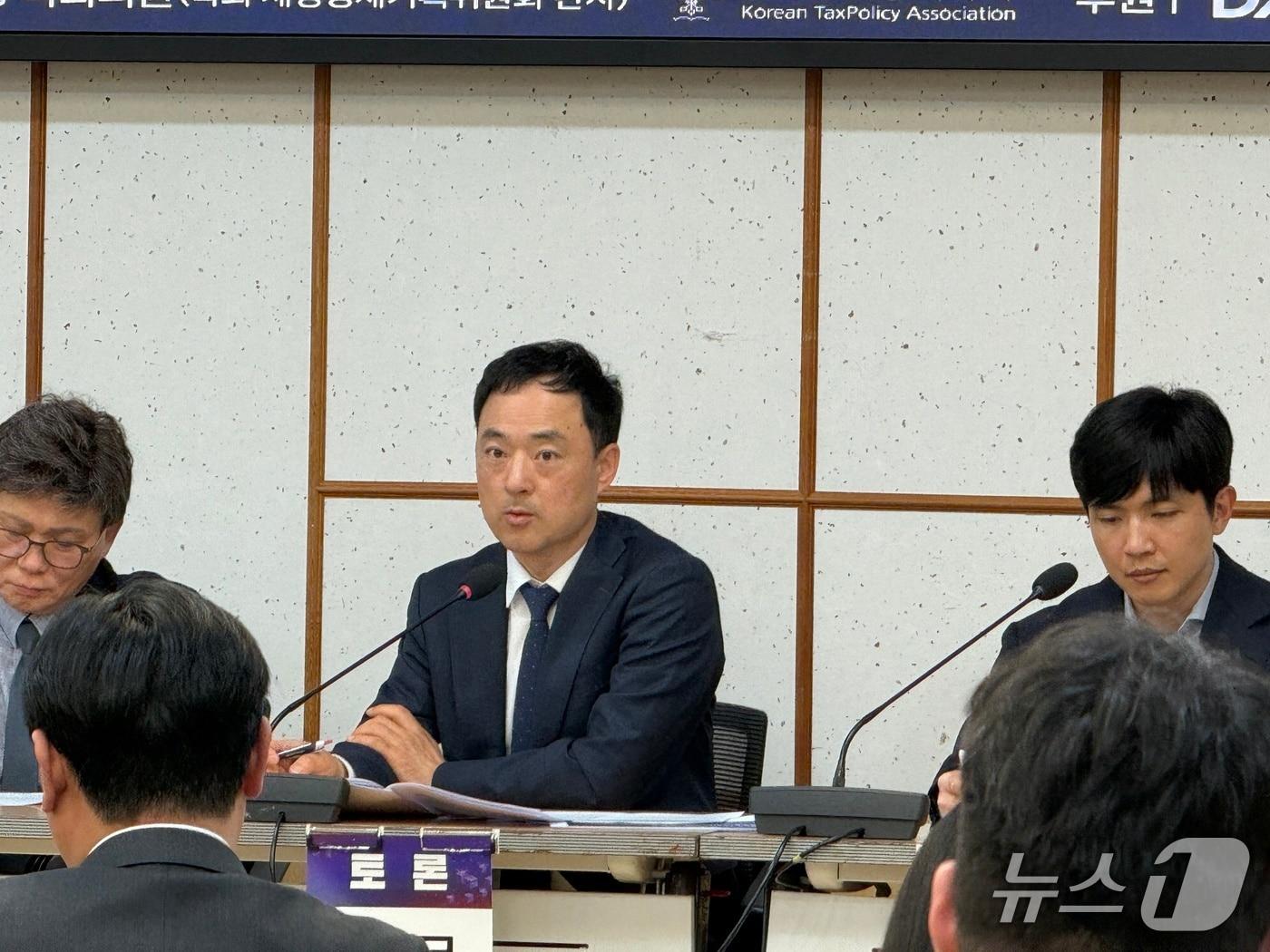 본문 이미지 -  문경호 재정경제부 소득세제과장이 7일 서울 여의도 국회의원회관에서 열린 '가상자산 과세 긴급 점검 토론회'에서 재경부 입장을 밝히고 있다. 사진=황지현 기자.