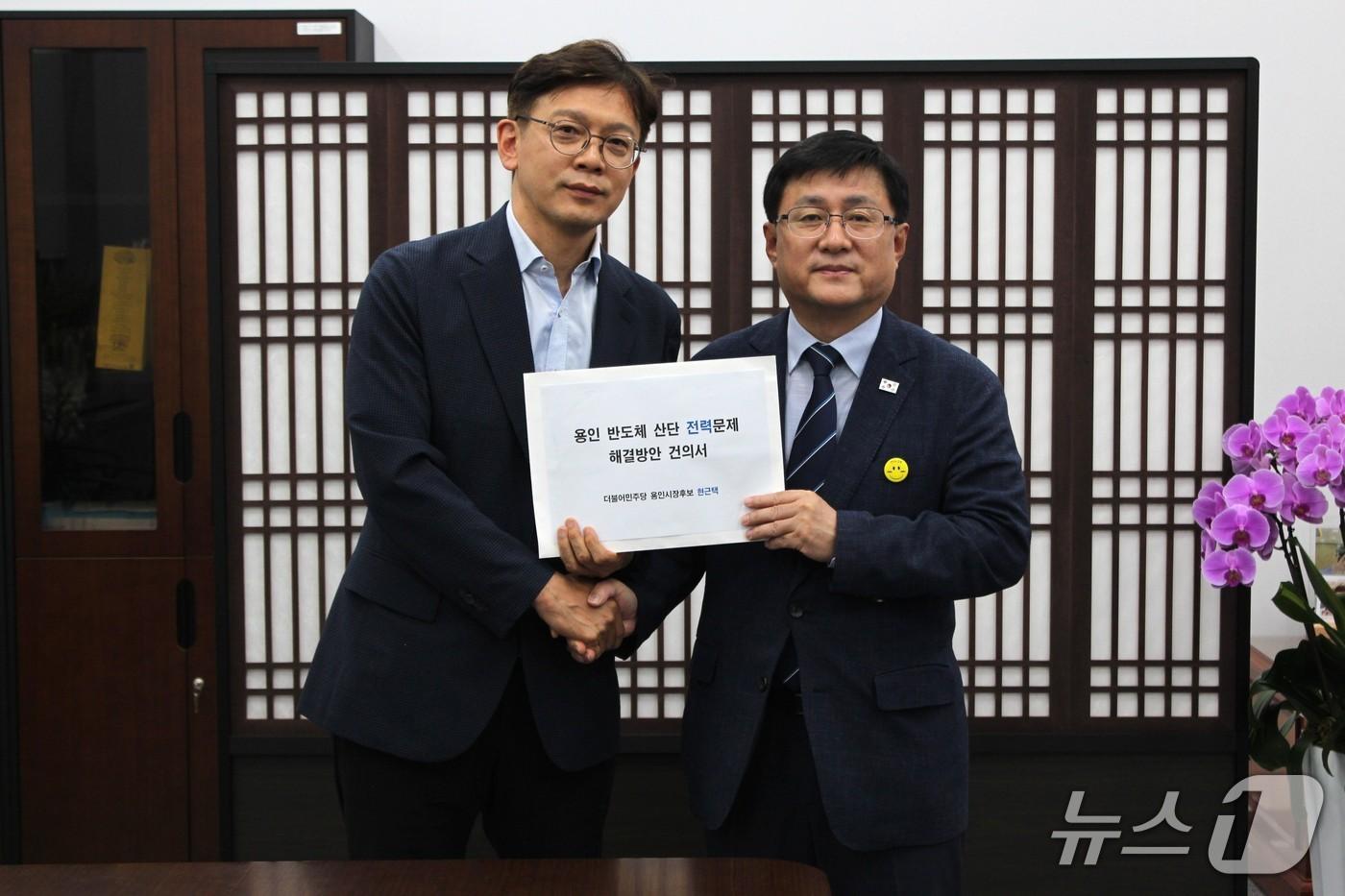 본문 이미지 - 현근택 후보(왼쪽)가 7일 국회에서 김성환 장관에게 건의서를 전달하고 있다.(후보측 제공)