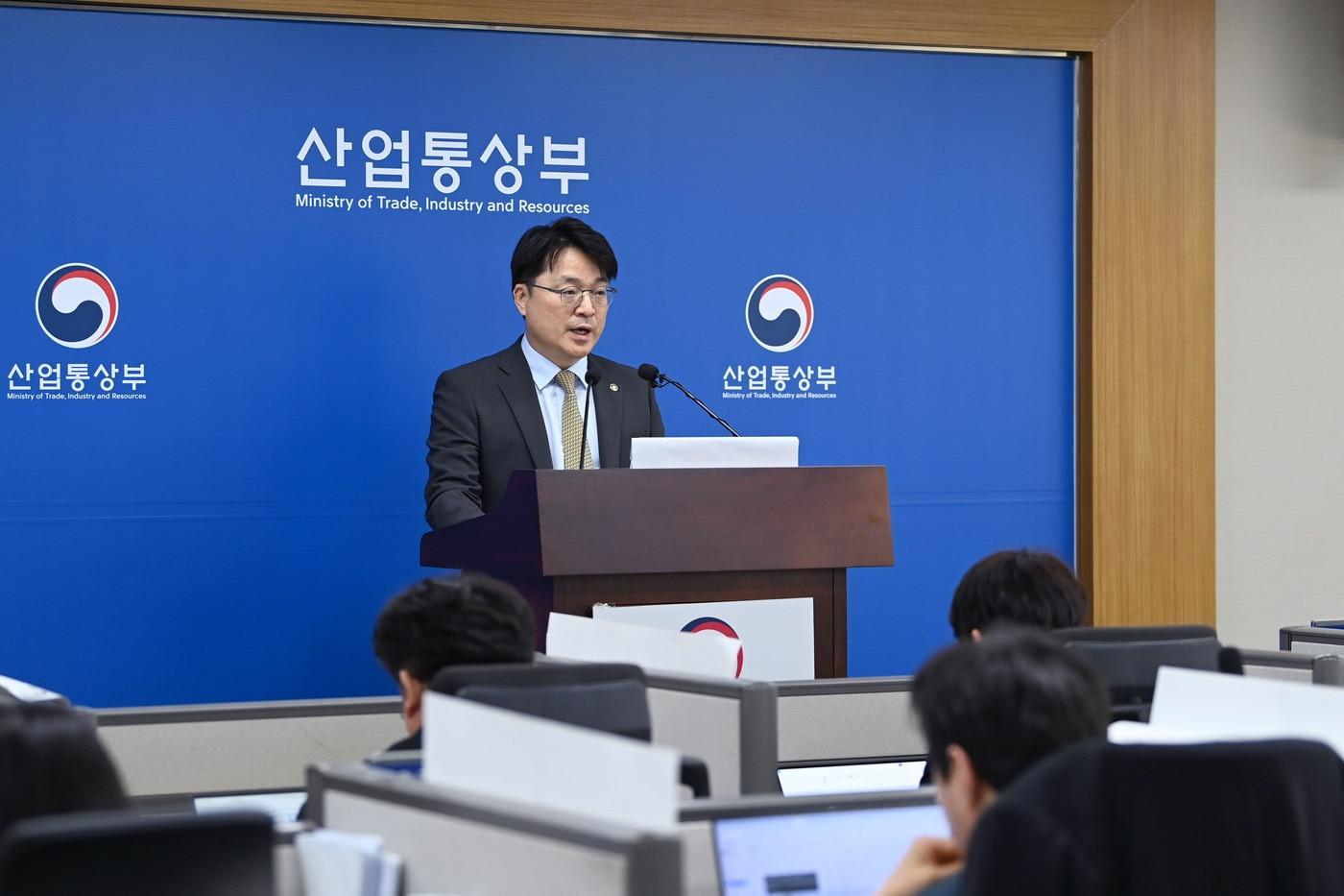 본문 이미지 - 문신학 산업통상부 차관이 7일 정부세종청사 산업부 기자실에서 석유최고가격 5차 지정과 관련해 브리핑을 하고 있다.(산업통상부 제공. 재판매 및 DB금지) 2026.5.7/뉴스1