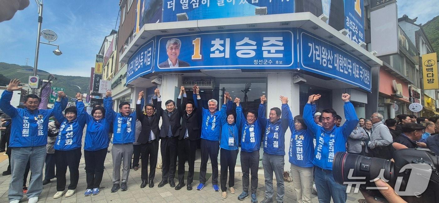 본문 이미지 - 최승준 더불어민주당 강원 정선군수 예비후보가 7일 정선읍 선거사무소에서 같은 당의 우상호 민선 9기 강원지사 후보와 서영교 국회의원을 비롯한 당내 인사들이 참석한 가운데, 선거사무소 개소식과 민주당 정선원팀 출정식을 열었다. (최승준 후보 캠프 제공. 재판매 및 DB금지) 2026.5.7/뉴스1