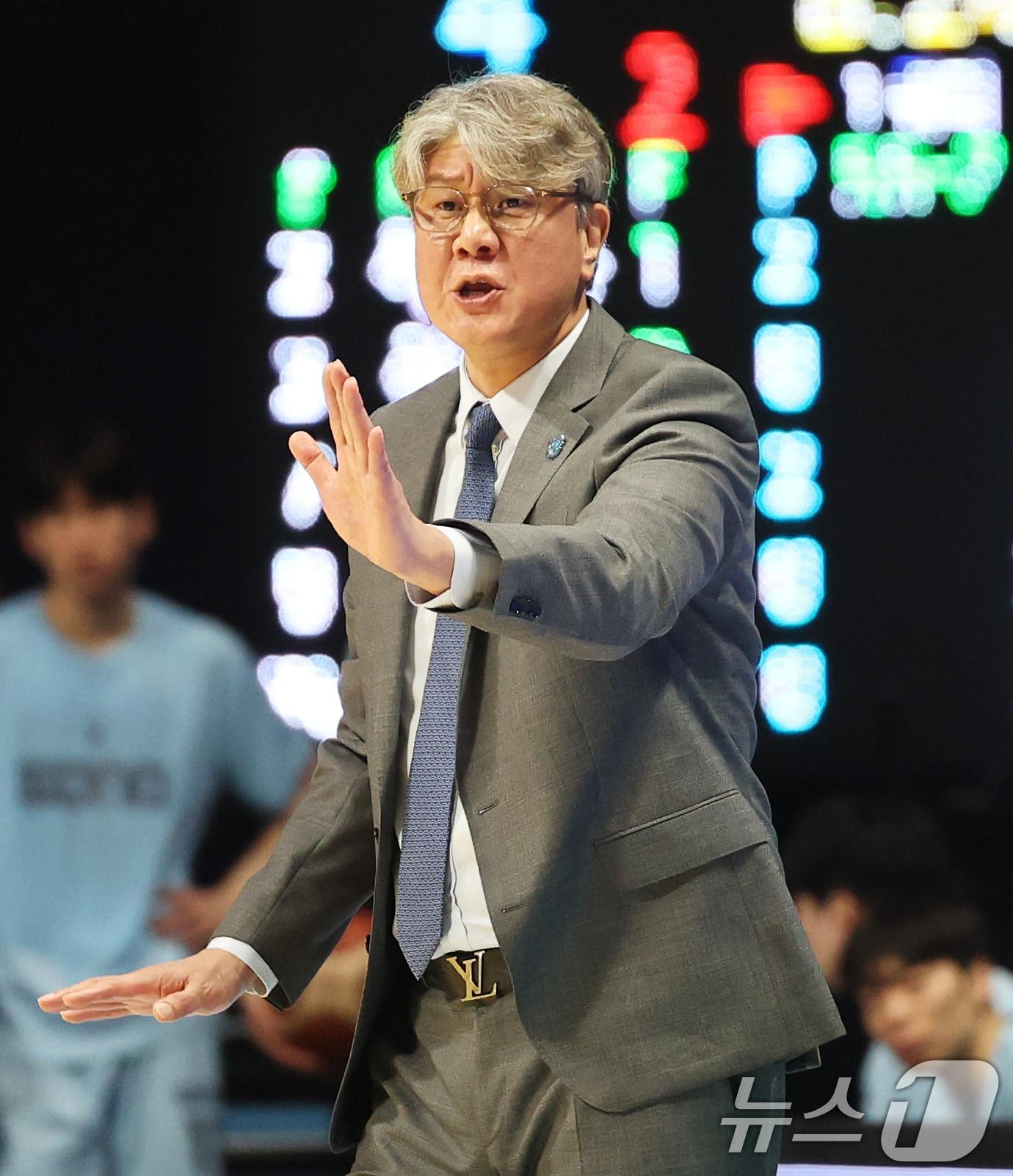 본문 이미지 - 7일 오후 경기 고양시 소노 아레나에서 열린 2025-2026 LG전자 프로농구 챔피언결정전 2차전 고양 소노와 부산 KCC의 경기에서 소노 손창환 감독이 작전 지시를 하고 있다. 2026.5.7 ⓒ 뉴스1 오대일 기자