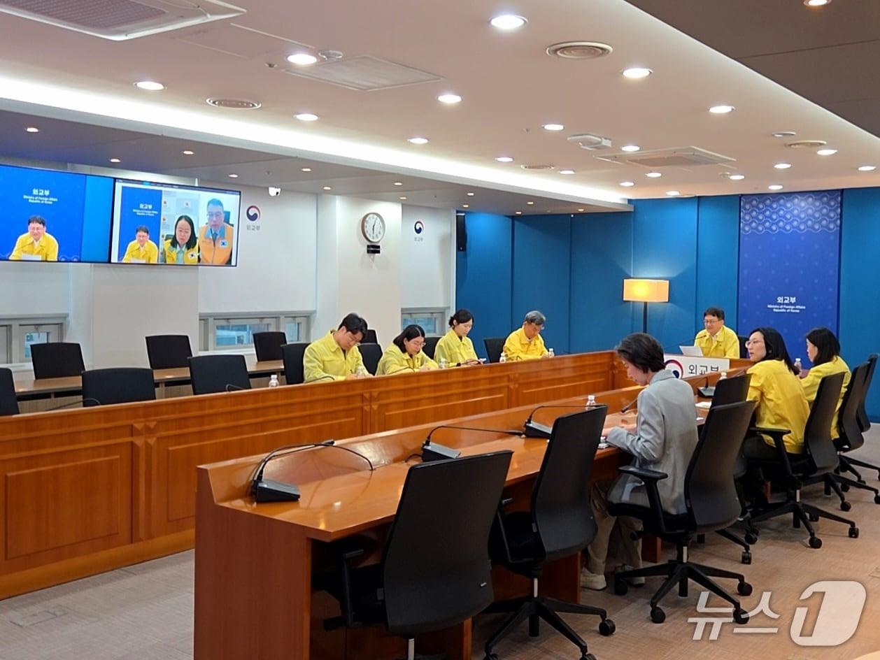 본문 이미지 - 외교부는 7일 유병석 영사안전국장 주재로 주우크라이나대사관 및 주러시아대사관과 본부-공관 합동 상황점검회의를 개최했다고 밝혔다.(외교부 제공).