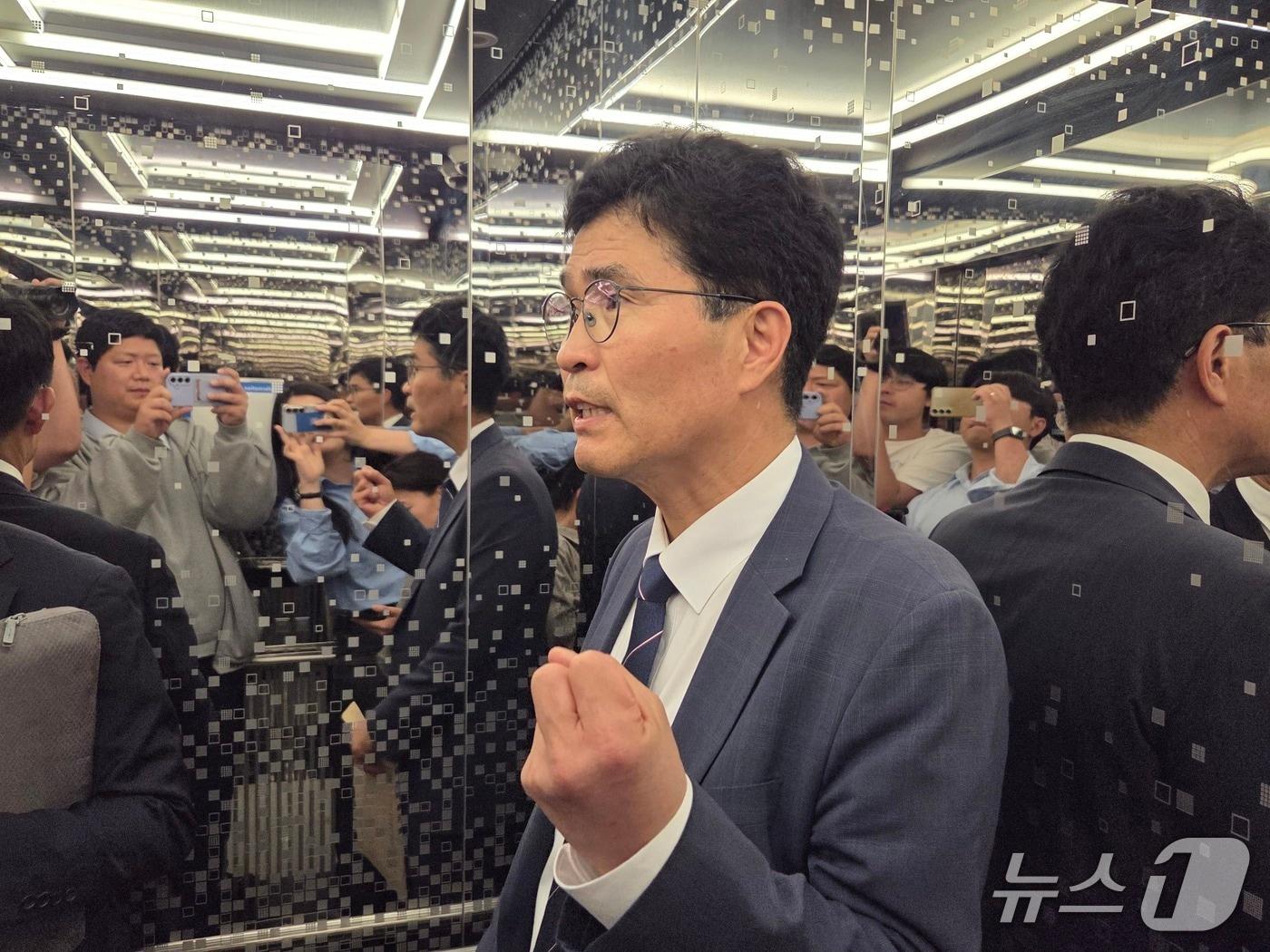 본문 이미지 - 이원택 더불어민주당 전북도지사 후보가 7일 오후 9시 30분께 12시간의 경찰조사를 받고 나오는 모습./뉴스1 문채연 기자