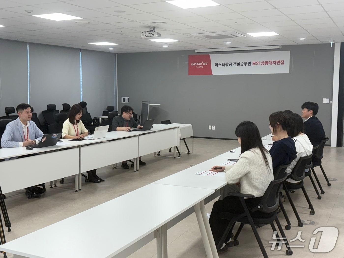 본문 이미지 - 7일 서울 강서구 소재 이스타항공 본사에서 이스타항공 출입 기자들을 대상으로 진행된 객실 승무원 공채 모의시험 현장. 2026.5.7/뉴스1 김성식 기자