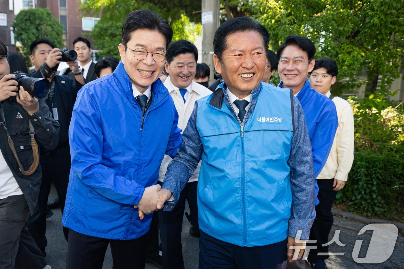본문 이미지 - 정청래 더불어민주당 대표가 8일 서울 송파구 거리에서 우유배달 봉사활동에 앞서 6.3 지방선거 정원오 서울시장 후보와 인사하고 있다. 2026.5.8 ⓒ 뉴스1 유승관 기자