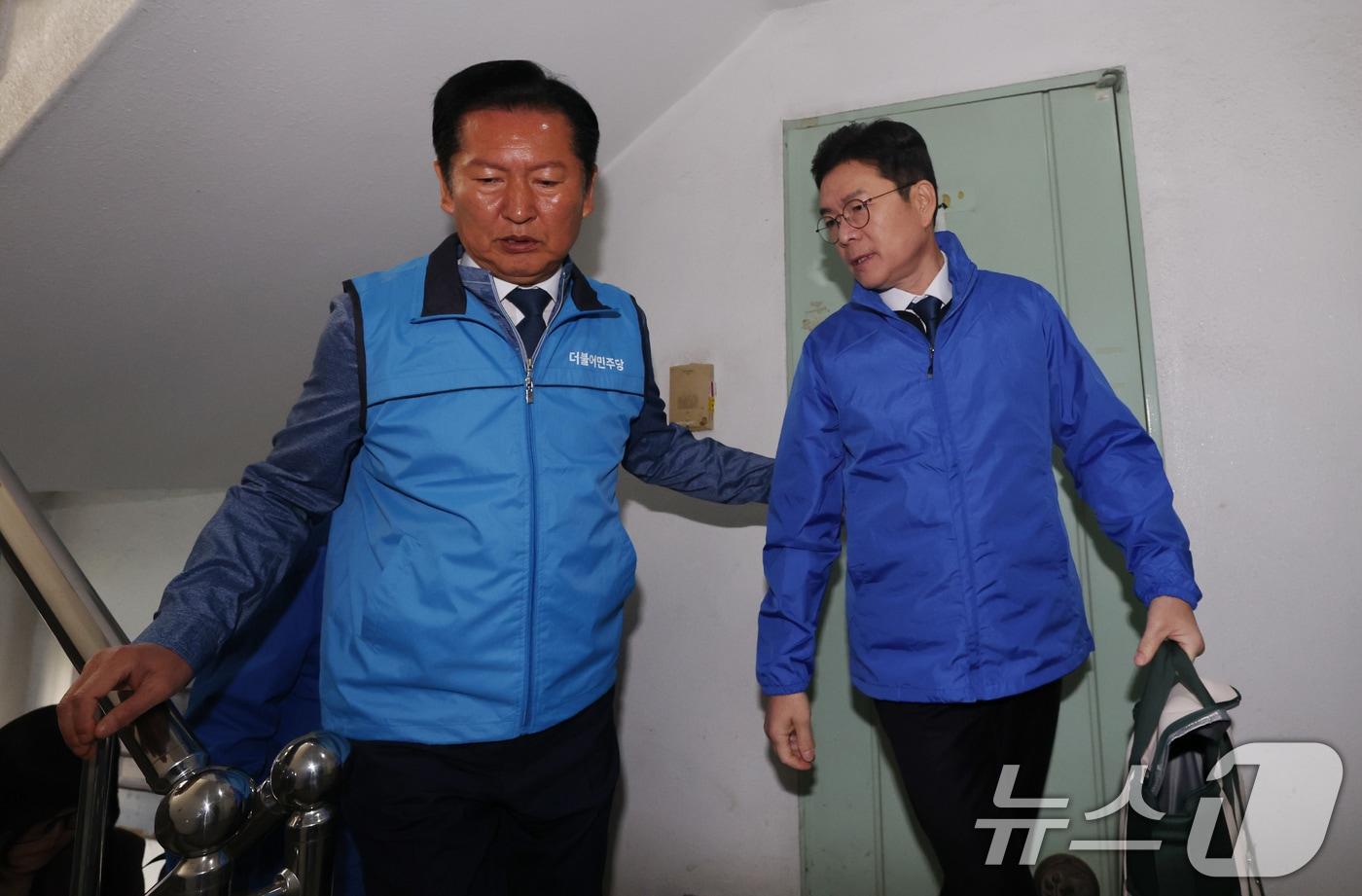 본문 이미지 - 정청래 더불어민주당 대표가 8일 서울 송파구에서 6.3 지방선거 정원오 서울시장 후보와 우유배달 봉사활동을 하고 있다. (공동취재) 2026.5.8 ⓒ 뉴스1 유승관 기자