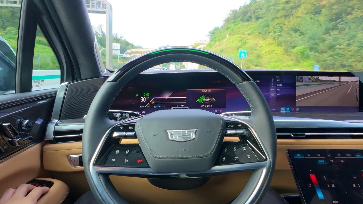 본문 이미지 - 제너럴모터스(GM)의 첨단운전자보조시스템(ADAS) '슈퍼크루즈'의 '핸즈프리'(Hands-free) 기능이 활성화 된 상태에서 차량이 자동으로 차로를 변경하고 있는 모습(자료사진. GM 한국사업장 제공).